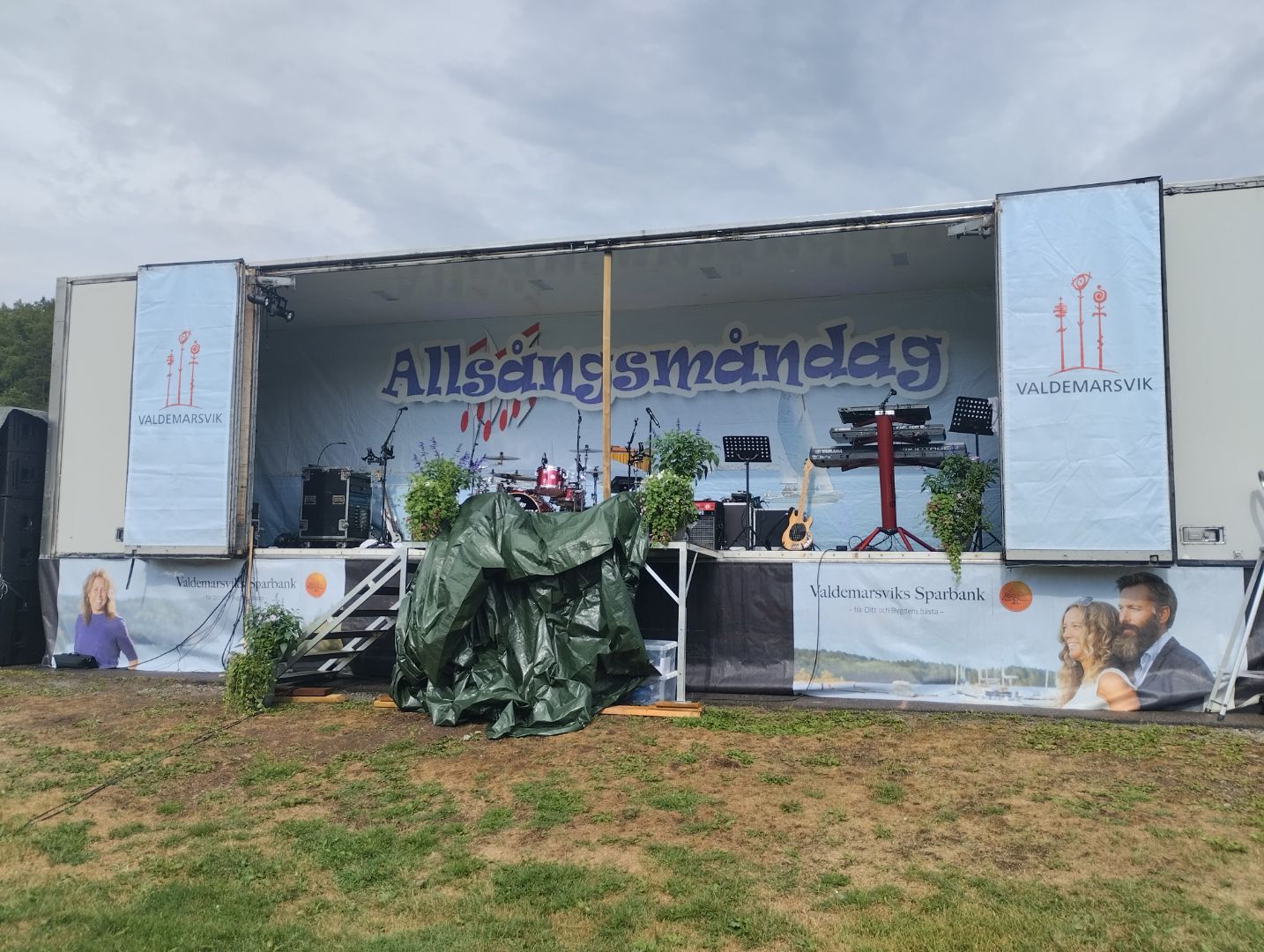 Photo of Allsångsmåndag 2023 and its truck / stage.